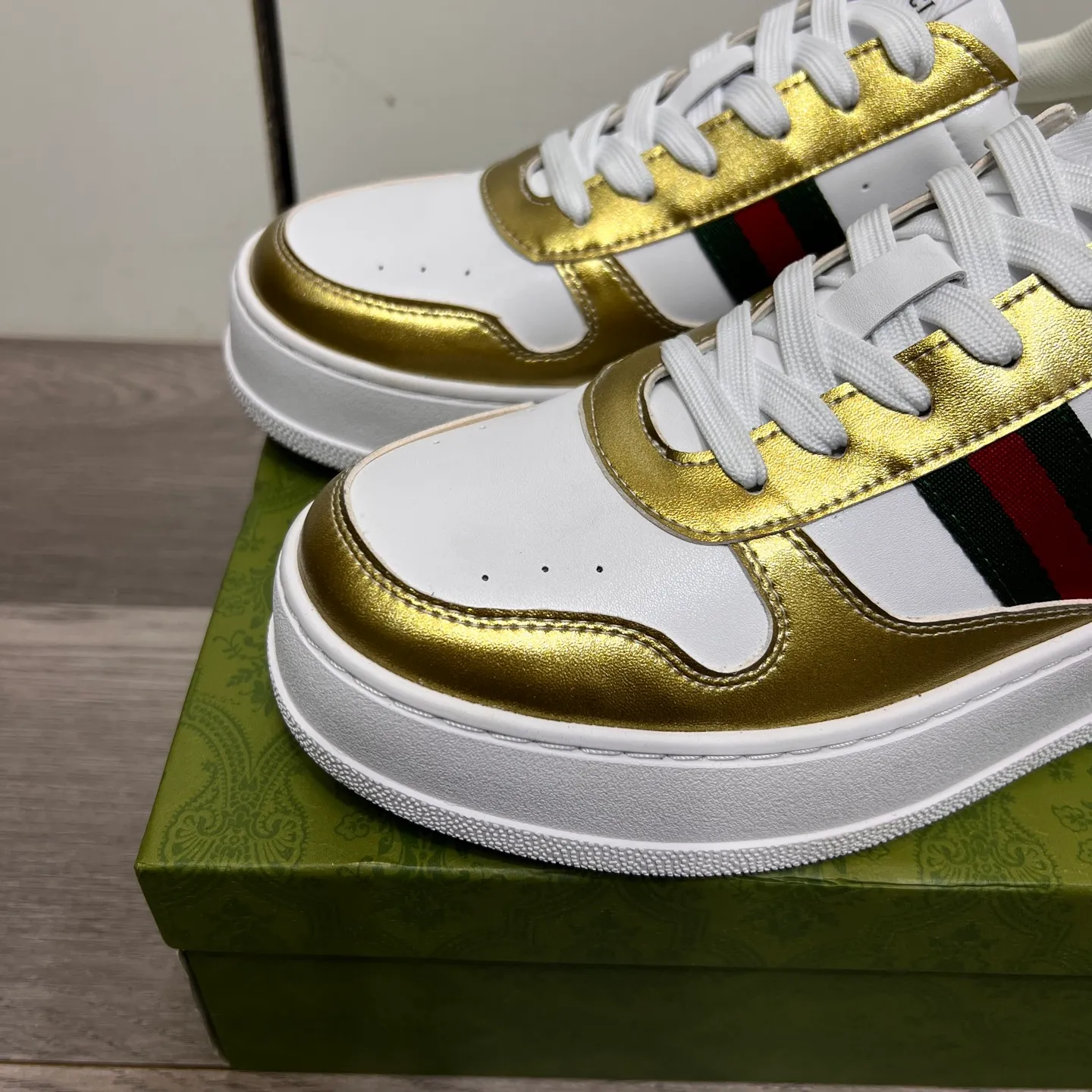 Factory price: 400💰Gucci original quality.~ Unique modern style sneakers. 🏃A must-have casual shoe for trendy men😍😍 Imported cowhide, sheepskin foot pads (refuse to discolor and grind feet) soles: Original soles specially provided by the original factory, French lazy style design ⚠️Fit to the feet, original quality, super comfortable original soles. Just like shooting the real thing 🎬The real thing is better, high-quality sneakers, size: 38-44 (45 and 46 can be customized)